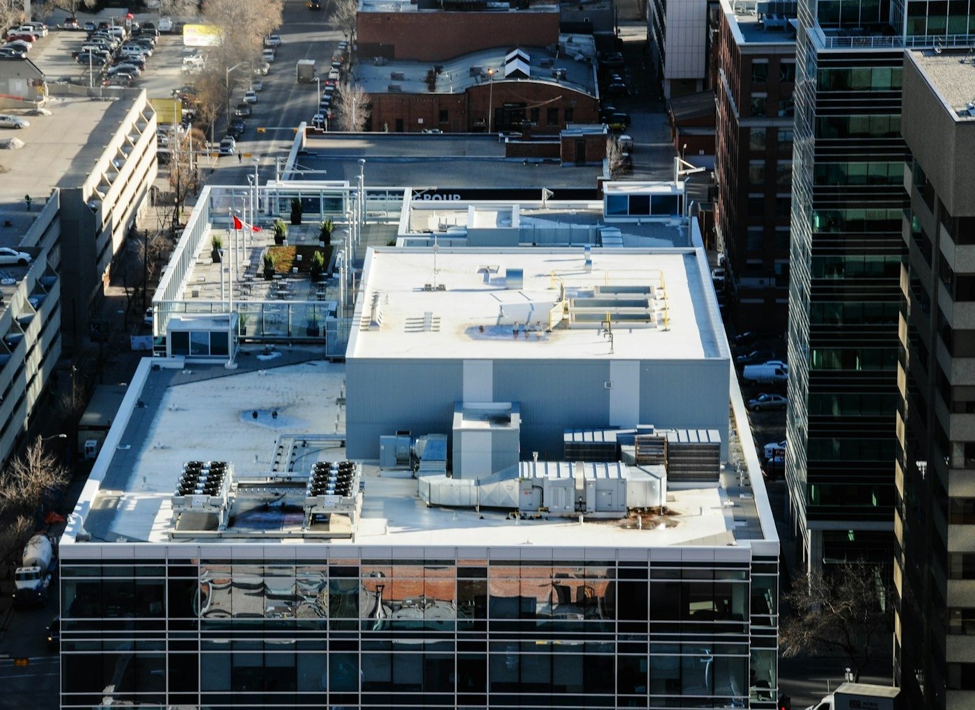 Toiture plate : EPDM ou roofing bitumineux ?