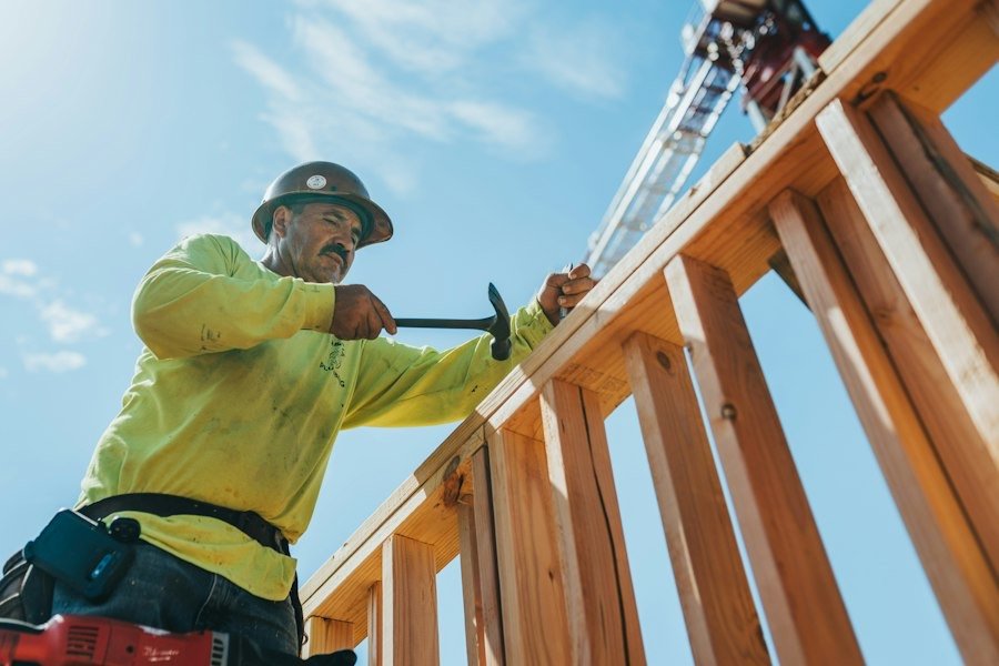Charpentier assemblant une charpente en bois
