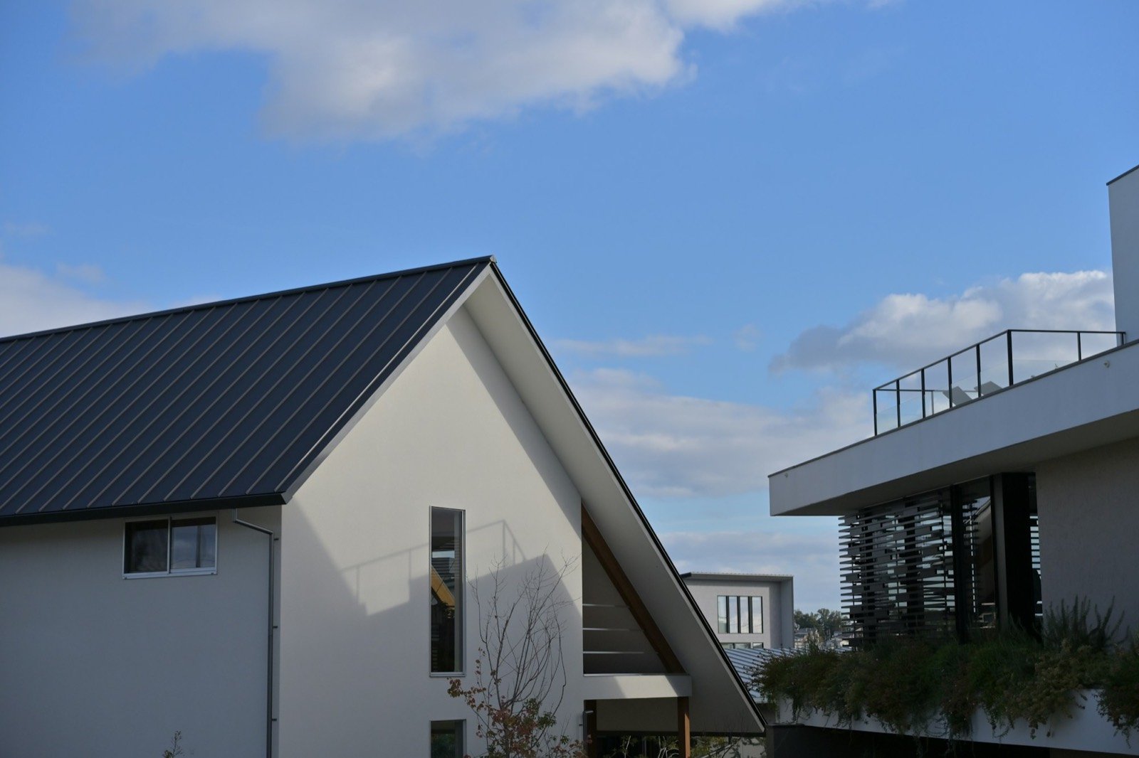 Maison contemporaine à la toiture métallique sombre