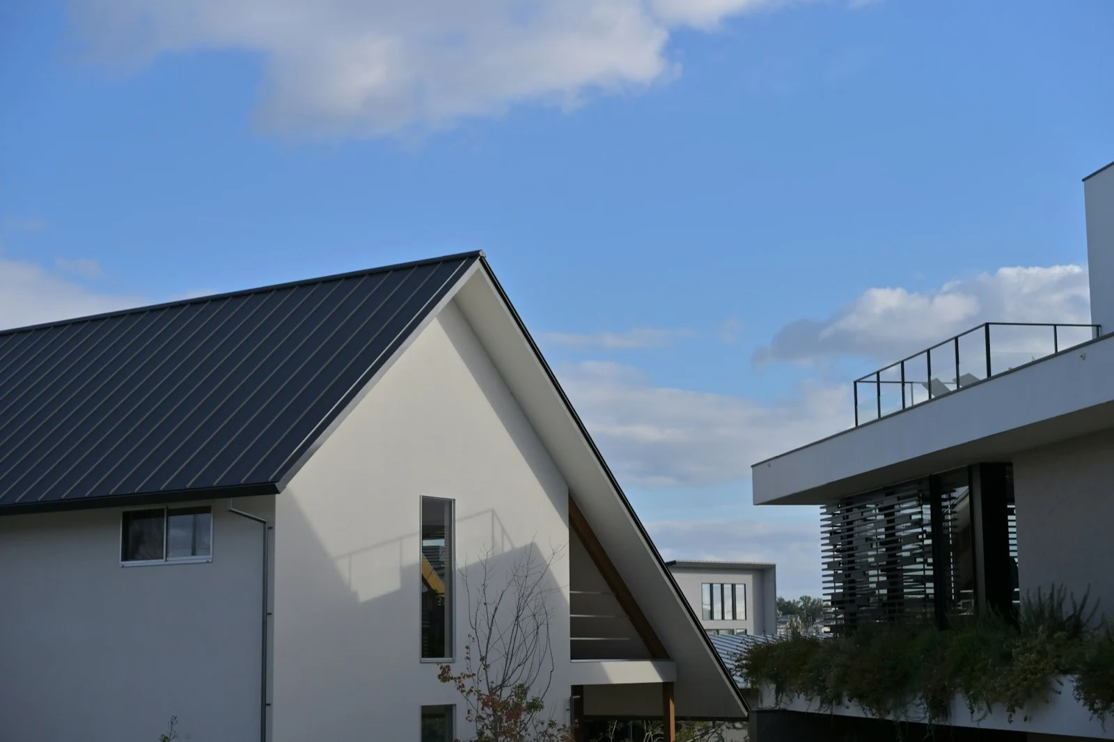 Maison contemporaine à la toiture métallique sombre