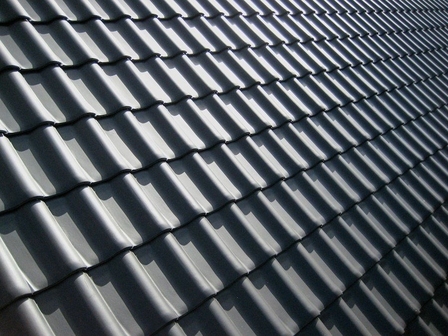 Gros plan sur des tuiles anthracite